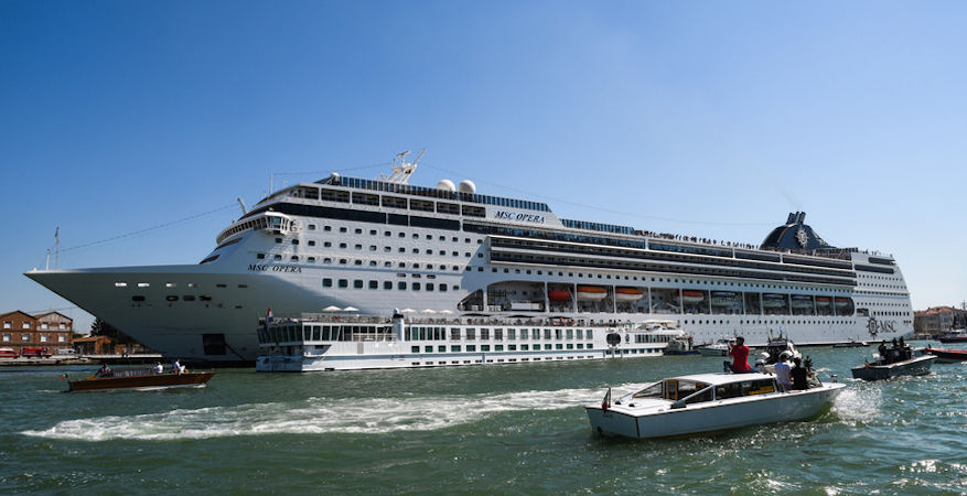 VIDÉO: Un gigantesque  bateau de croisière percute un quai et un bateau à Venise