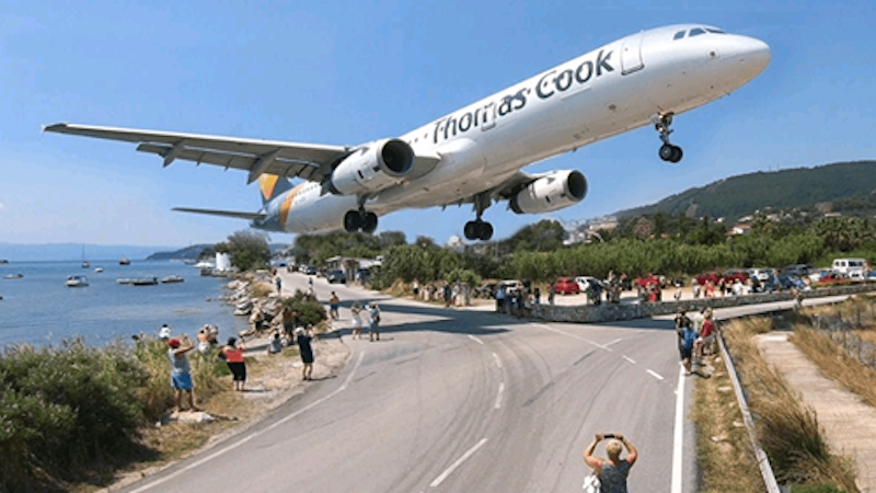  Vidéo: Sur une île grecque, les avions frôlent…les touristes!