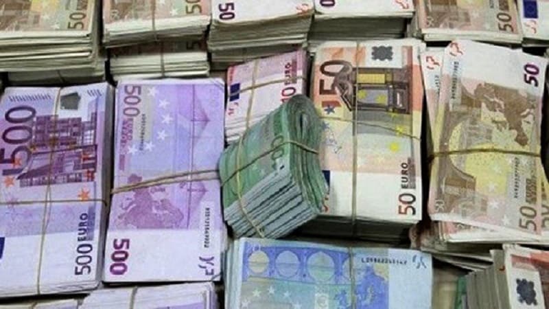  Aéroport de Constantine: Saisie de 200.000 euros dissimulés dans un tapis de prière