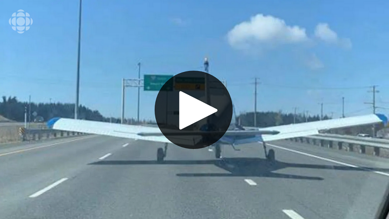  Vidéo: Un avion atterrit en plein milieu d’une autoroute