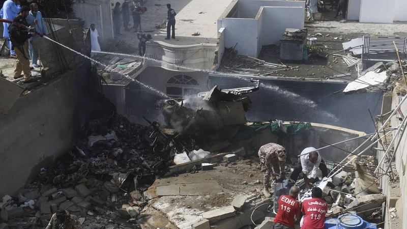  Pakistan: Un avion  s’écrase sur quartier résidentiel