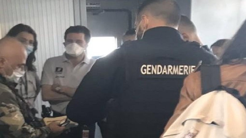  France: Ils refusent de porter le masque dans l’avion, les gendarmes les attendent à l’arrivée