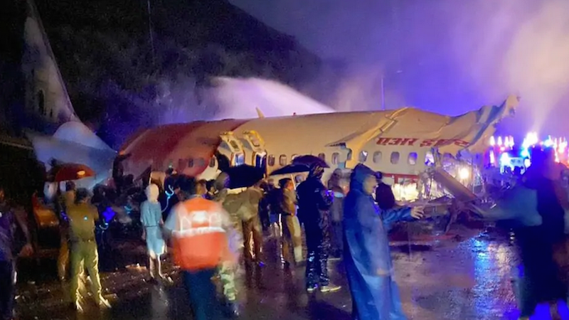  Inde: Un avion s’est brisé en deux à l’atterrissage