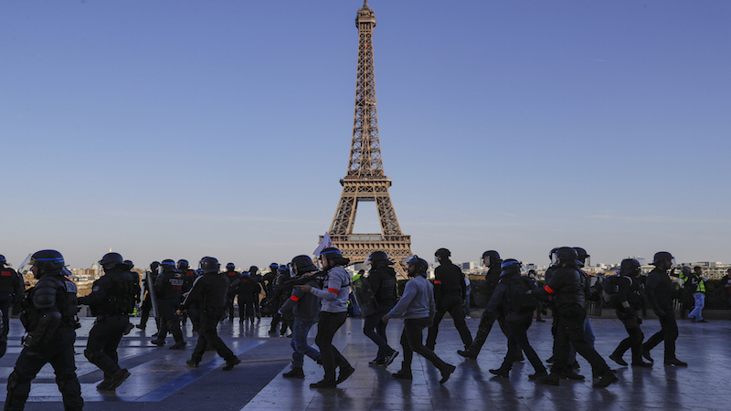 Paris: La Tour Eiffel évacuée  après une alerte à la bombe