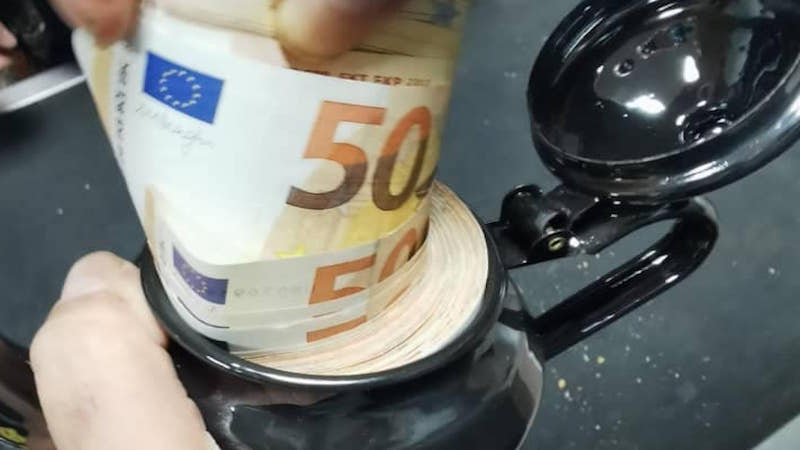  Aéroport d’Alger: 53 270 euros cachés dans une…théière