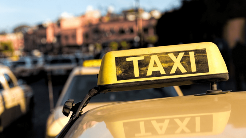  Tarifs: Le PDG de l’Aéroport d’Alger avertit les chauffeurs de taxi